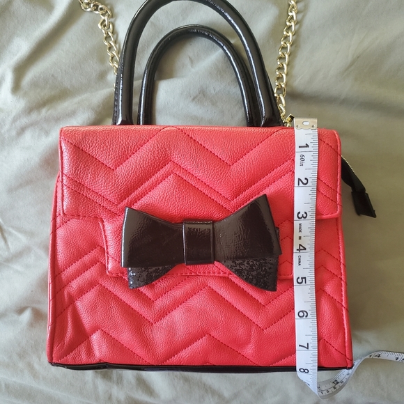 BETSEY JOHNSON | Zig Zag Pattern Sparkle Black Bow Gold Chain Crossbody Handbag - Picture 8 of 16